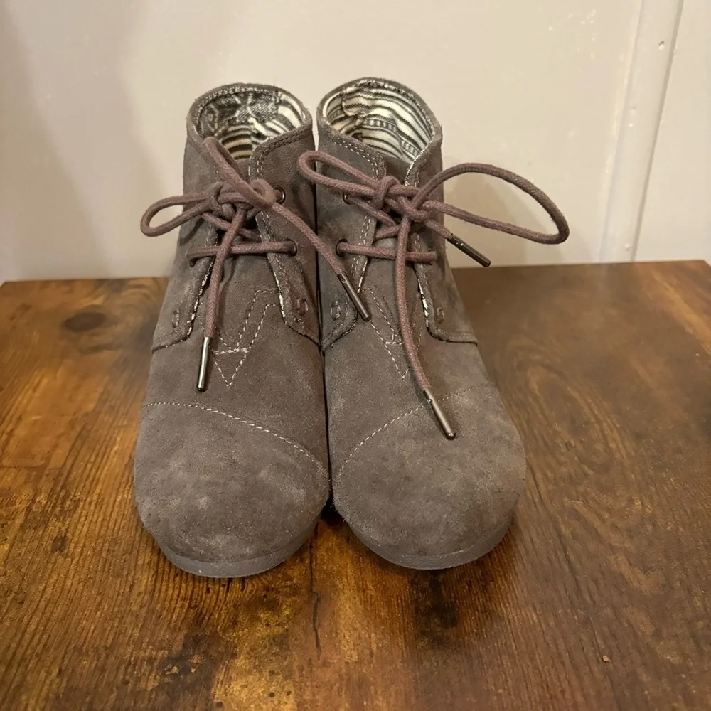 Toms Dark Grey Suede Wedge Heel Lace‎ Up Ankle Booties (Women's 6.5)